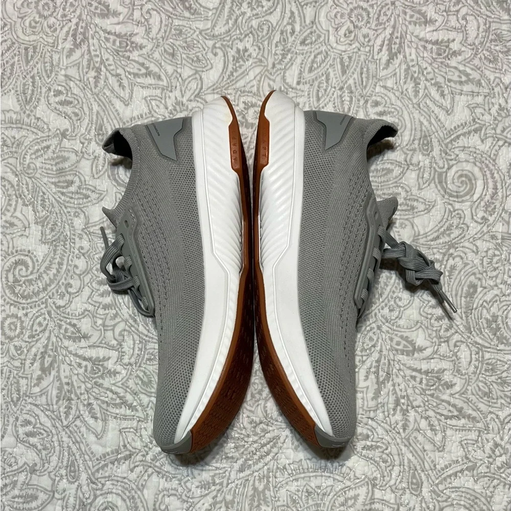 Stylish Gray Men's size 6 or Women’s size 7.5 Sneakers - Picture 5 of 6